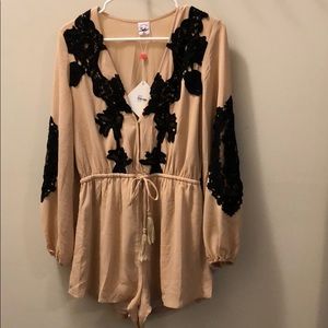 Selfie Leslie romper